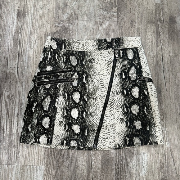 Princess Polly Dresses & Skirts - Princess Polly Black and White Snake Print Mini Skirt